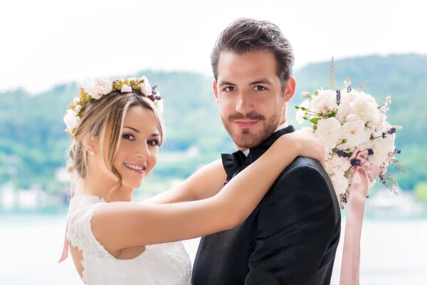 Glückliches Brautpaar bei der Hochzeit